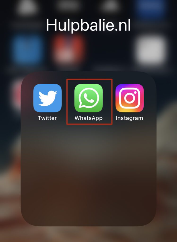 Screen van thuisscherm van een iPhone met de WhatsApp applicatie.